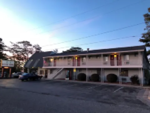 Riviera Motel Отели в г. 