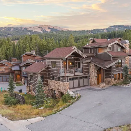 Incredible Executive Private Pet Friendly Home - LR902 by RedAwning