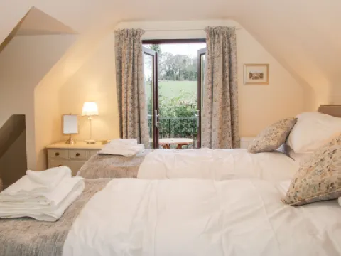 Oakland Cottage Hotels in 