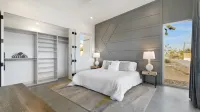 Desert Ridge - Hot Tub, Fire Pit, BBQ, Out Door Shower & Incredi 2 Bedroom Home by RedAwning Hotel di Yucca Valley