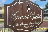 Grand Gables: Home 1 Block to St Johns River - WiFi