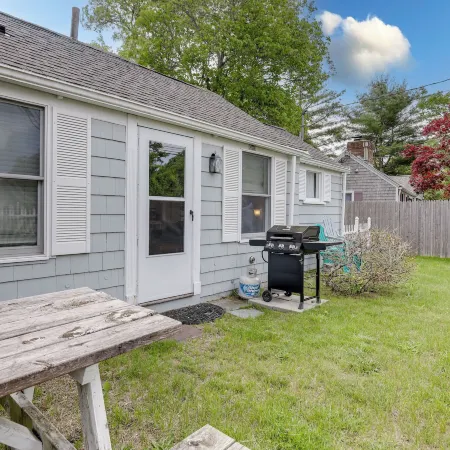 1 Mi to Ferry Sea Street Cottage in Hyannis
