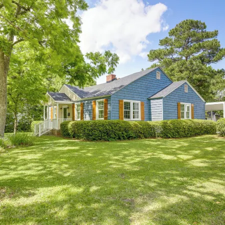 Charming New Bern Cottage w/ Grill & Fire Pit!