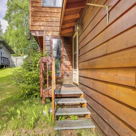 Anchorage Escape ~ Near Downtown & Fishing!