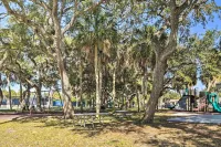 Indian Rocks Beach Home - 2 Blocks to Beach! - Parkplatz