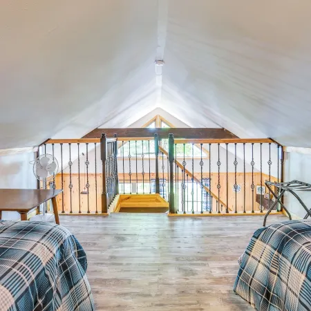 Lakefront Pearson Cottage w/ Swim Dock + Kayaks!