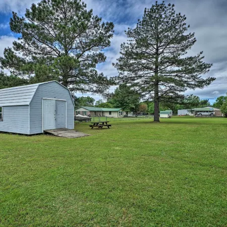 Charming Clayton Home ~ 4 Mi to Sardis Lake!