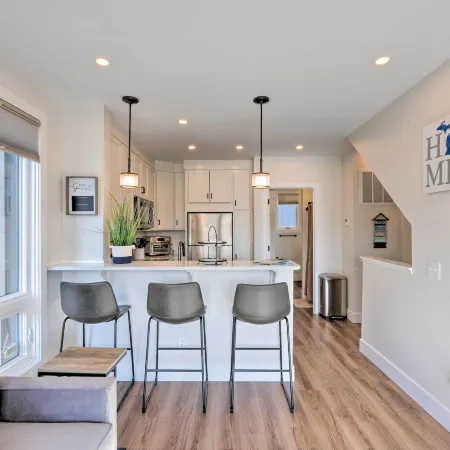 Traverse City Townhome Walk to Beach!