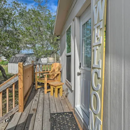 5 Mi to Rockport Beach Park: Studio w/ Porch!