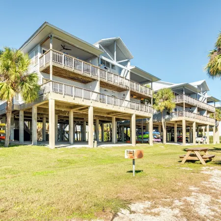 Cedar Key Condo w/ Balcony & Gulf Views!
