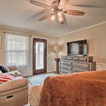 Rockport Bayfront Studio w/ Patio: 'Casa Familia'