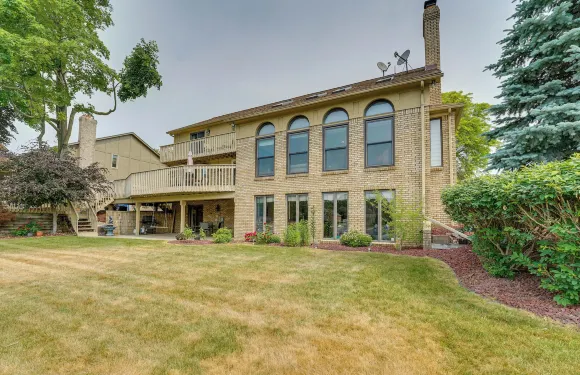 謝爾比鎮湖畔度假屋附游泳池塘！