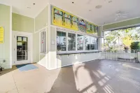 Waterfront Condo w/ Water Park, Walk to the Beach! - Pysäköinti
