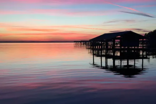Renovated Crescent Lake Escape w/ Waterfront Deck! - Parkplatz