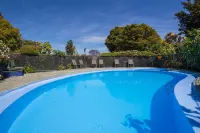 Middle Park Motel - Pools