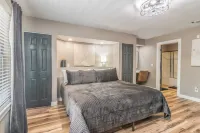 Ozark Mountain Getaway -Lake Access - Beautiful Views - Close to SDC! - 4-Star