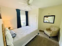Family Friendly Lakefront Cottage/ Home Theatre/ Bunk room Hotels in Hancock County