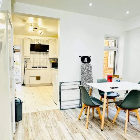 Southsea 5-Bed Seaside Retreat- Sleeps 11 & Garden