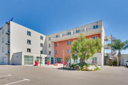 Kyriad Perpignan Sud Отели рядом с достопримечательностью «Университет Перпиньян Виа Домитьа»