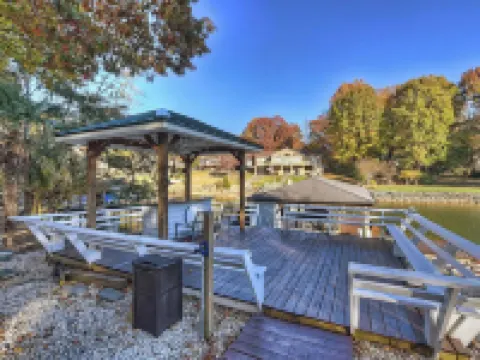 Lakefront Home Private Dock, Tiki Bar, Firepit Shore to Please by Avantstay Hotels in Westport