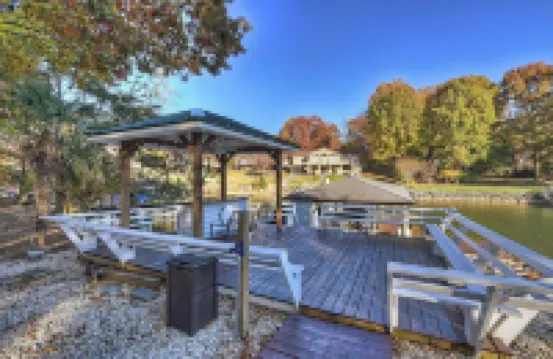 Lakefront Home Private Dock, Tiki Bar, Firepit Shore to Please by Avantstay