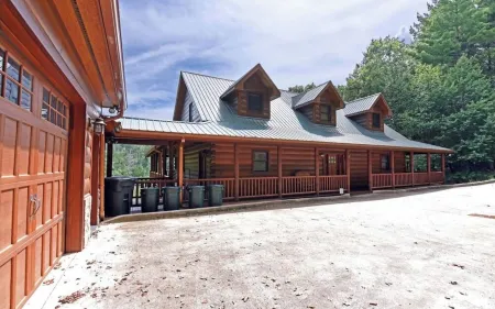 Mountain Lakefront Log Cabin on Lake Nottely in Blairsville and near Blue Ridge