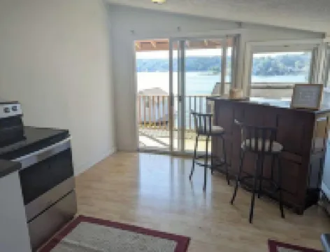 Luxury 2Br Lakefront w/ Dock & Kayaks
