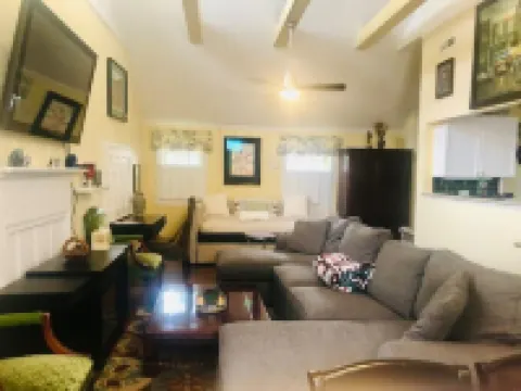 Secluded Cozy Cottage in Historic Downtown