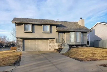 Quiet and comfortable West Omaha home + garage ❤