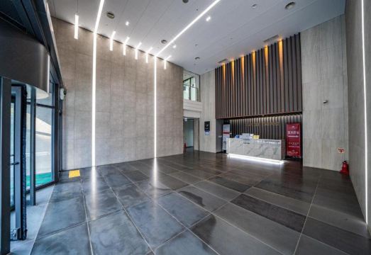 여수 캐슬 디아트의 현대적인 로비 공간