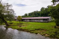 Lloyd's on the River Country Inn by OYO Hotels in Swain County
