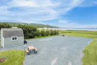 Swan Lake Cottage by AvantStay Views Firepit Hotel di Oak Harbor