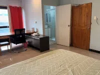 Studio Sleeps 2 with Free Parking
