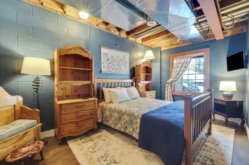 Updated cabin sleeps 8. Pet friendly, and has private neighborhood beach. Hotels in Charlevoix Township