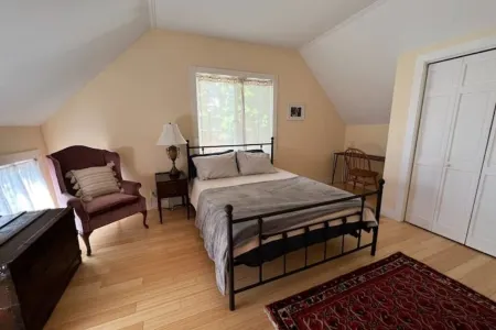 Cottage with Private Garden in Heart of Downtown- kid friendly!