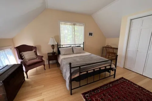 Cottage with Private Garden in Heart of Downtown- kid friendly!