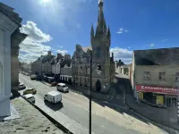 Spacious 4 bedroom townhouse with traditional features and private courtyard Hotel a Cupar