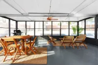 The Palm Royale: Mid century pool home in trendy East Austin sleeps 12!