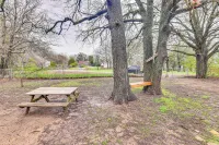 Fenced Yard: Quaint Cabin Near Lake Texoma!