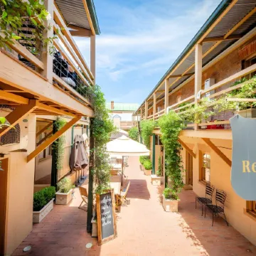 Cobb & Co Court Boutique Hotel