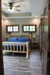 Charming 3 bedroom Riverside Cabin: WiFi, AC, & 3 Fireplaces in Hayesville, NC