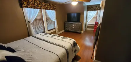 3-bedroom house in lovely Lumberton with fitness room, WiFi, AC