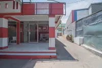 RedDoorz Plus Near Alun Alun Kuningan