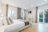 Silver Seahorse Garden Retreat