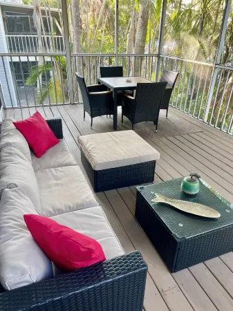 Winter Escape to Sunny 🏝️ 5 min walk to beach! Отели в г. Холмс Бич