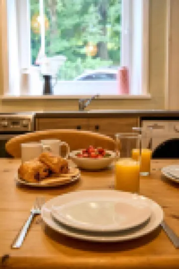 Traditional 3BR Home, 5-Min Walk to Hebden Centre 赫布登布里奇酒店