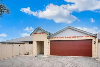 Central 3 Bed home with pool, EV Charger and unlimited free Wi-Fi Hotel dekat Busselton Community Garden