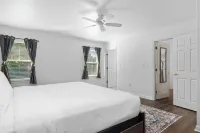 Near Newport, Beaches & Golf: Spacious Getaway