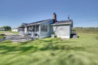 Cozy Cottage with 600 of Green Bay Frontage and Dock! - WiFi
