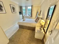 Glen Fern Lodge - Garden Apartment with Parking - Town Centre - Close to Beach